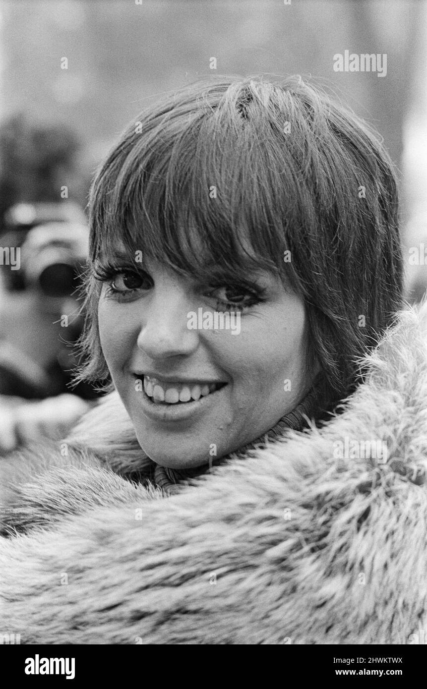 Liza Minnelli , actor and singer, pictured at The Dorchester Hotel in London. Liza, last night, played a show at The Rainbow Theatre in Finsbury Park, North London.  Sunday 13th May 1973. Only last year, 1972, Liza starred in the film Caberet.  Liza is surrounded by photographers as she smiles and comments on her time in London.  Picture taken Monday 14th May 1973 Stock Photo