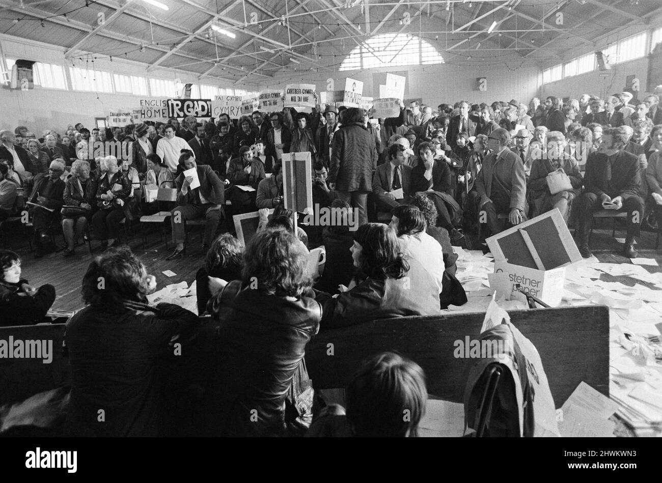 Welsh Nationalists sit down demonstration in the Territorial Army Drill Hall at Caernarfon, Gwynedd, Wales, Friday 7th July 1972. The demonstrators were protesting against the auction of country cottages. Stock Photo