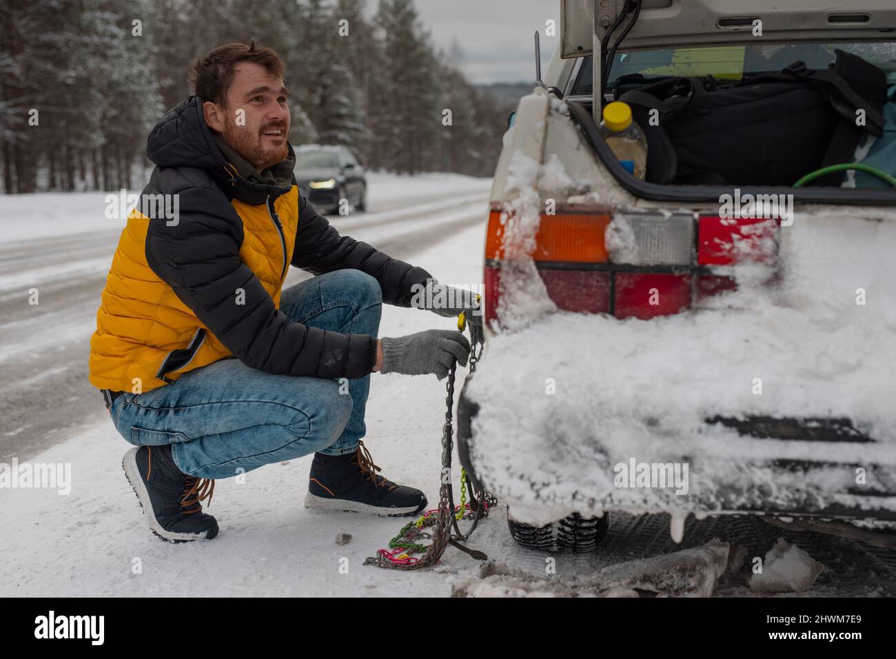 Installing tire chains hires stock photography and images Alamy