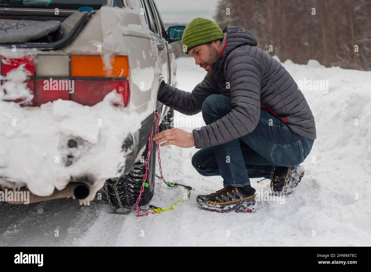 Installing tire chains hires stock photography and images Alamy