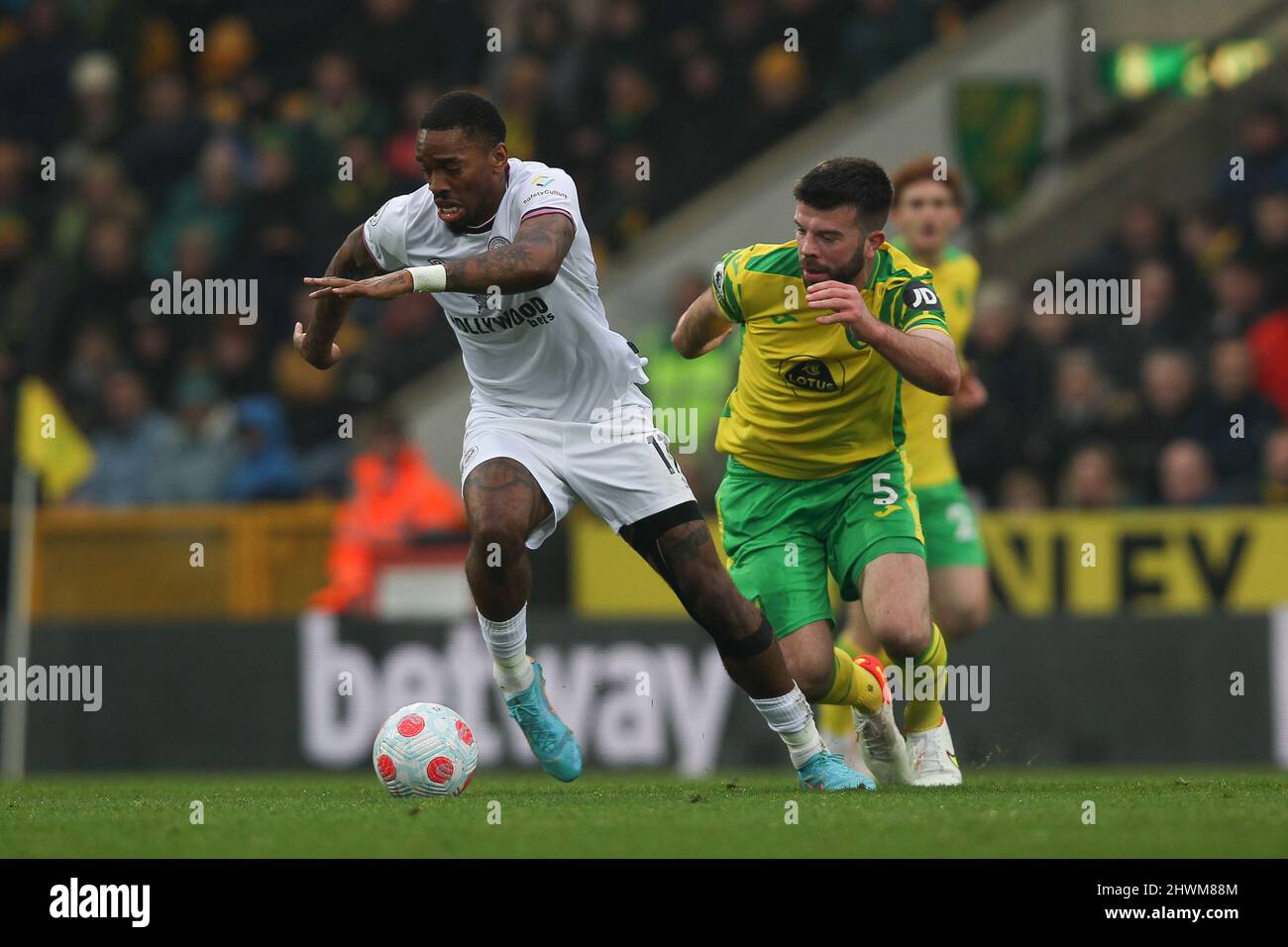 Norwich, UK. 06th Mar, 2022. Grant Hanley of Norwich City is challenged by Ivan Toney of Brentford during the Premier League match between Norwich City and Brentford at Carrow Road, Norwich, England on 5 March 2022. Photo by Ken Sparks. Editorial use only, license required for commercial use. No use in betting, games or a single club/league/player publications. Credit: UK Sports Pics Ltd/Alamy Live News Stock Photo