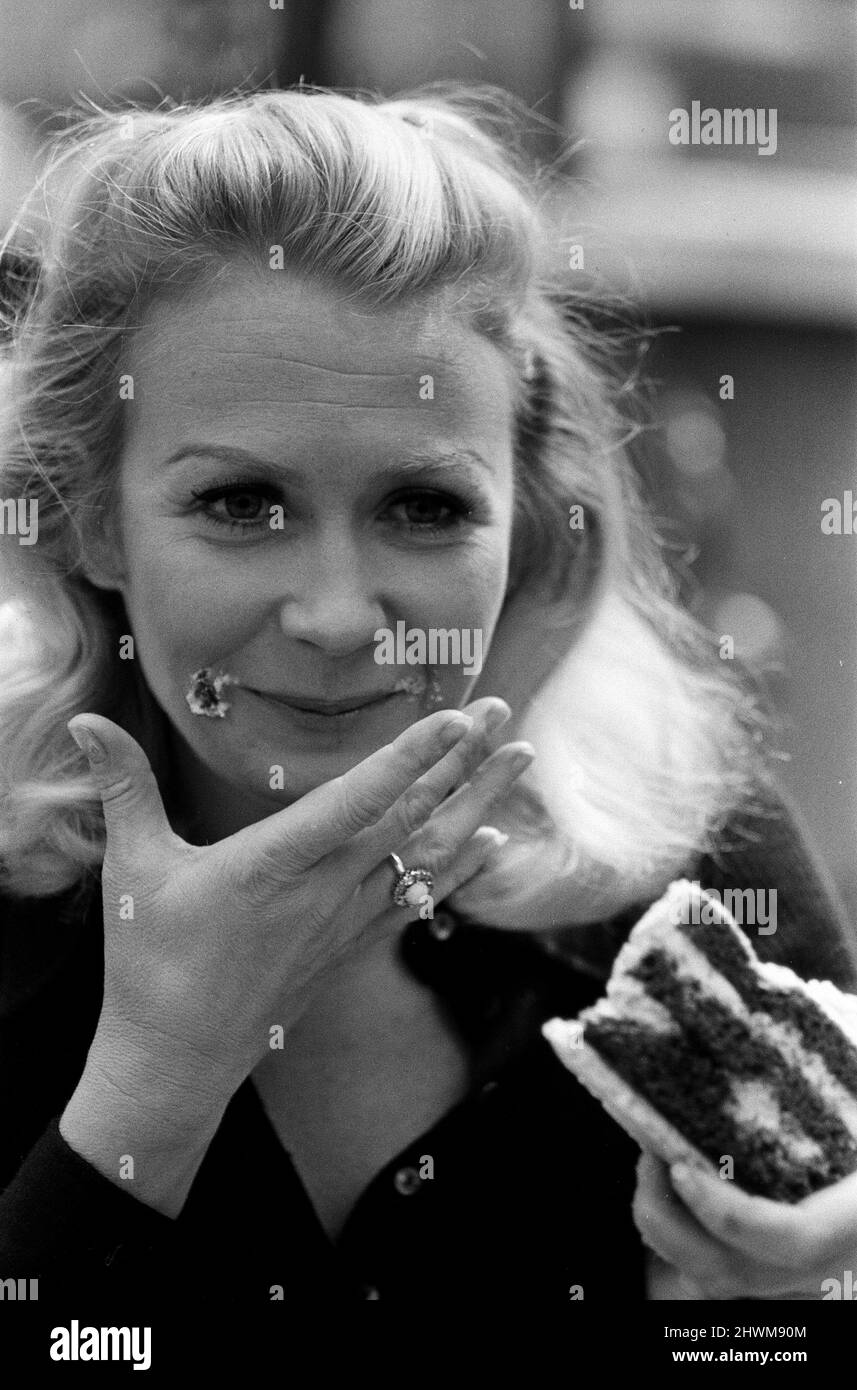 Actress Juliet Mills at the Inn on the Park to promote her new film 'Avanti!'. Juliet demonstrates how she gained weight for the film. 15th May 1973. Stock Photo