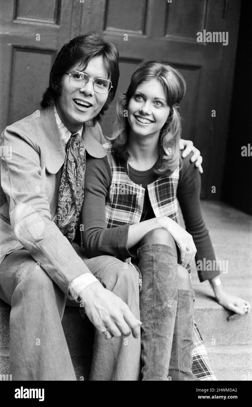 Cliff Richard heads the Palladium's first 1971 autumn variety season. He will be starring in his own show called 'The Cliff Richard Show'. The show will introduce for the first time to the London Palladium Olivia Newton-John, who had a top ten hit this spring. Pictured, Cliff Richard and Olivia Newton-John. 11th October 1971. Stock Photo