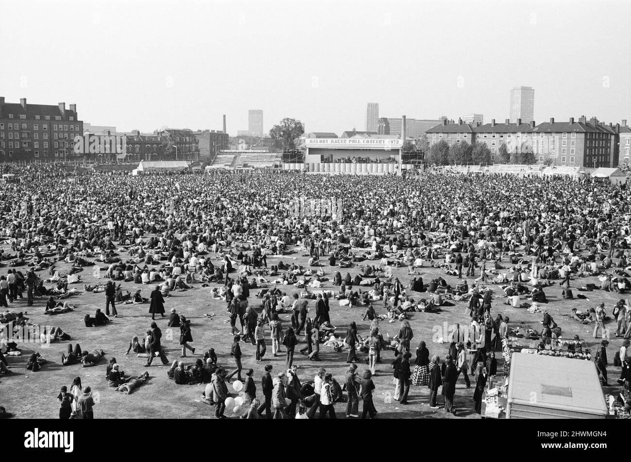 A huge crowd enjoys The Oval Pop Festival, Oval Cricket Ground, South London, in the late summer of 1972 On the day, Rod Stewart won Best Male Vocalist 1972, Emerson Lake and Palmer won 7 awards, Maggie Bell and Brian Eno won awards too.  The festival was sponsored by Music Magazine Melody Maker  Picture taken 30th September 1972 Stock Photo
