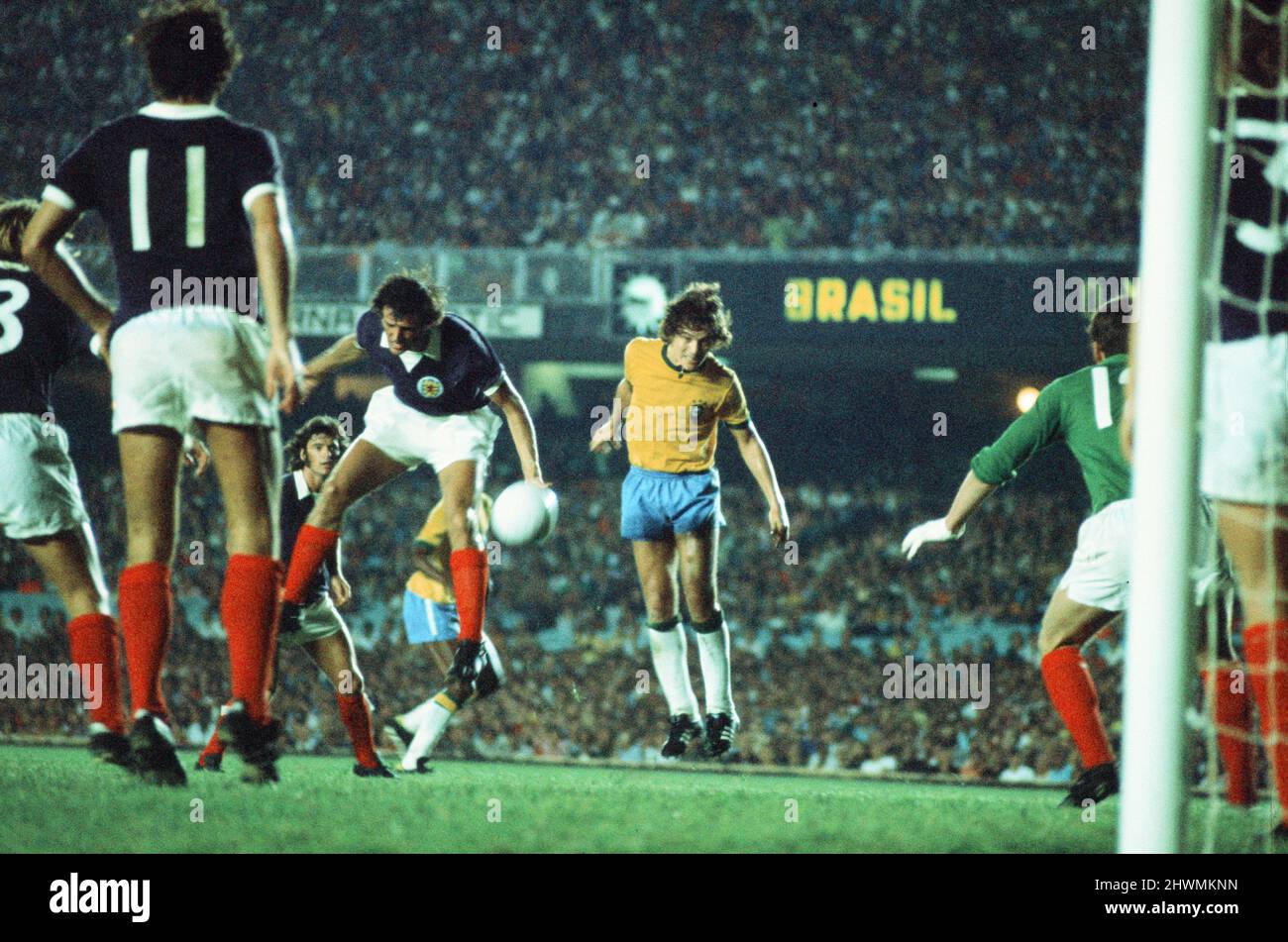 Brazil 1-0 Scotland, 1972 Brazil Independence Cup, final stage, Group A match at the Estadio do Maracana, Rio de Janeiro, Brazil, Wednesday 5th July 1972. Pictured, Leivinha of Brazil causing problems for Scotland defenders. Stock Photo