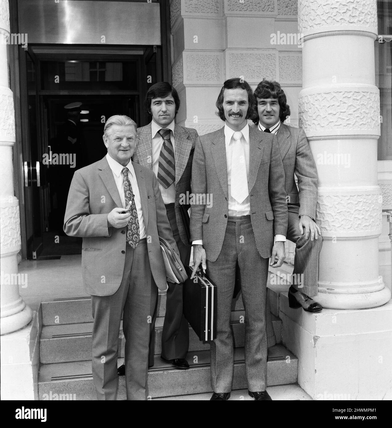 Meeting between professional players and he Football League over a footballer's right to appeal against a referees decision, was held in London at FA Headquarters, Lancaster Gate. Pictured, Cliff Lloyd (Secretary), Terry Venables (QPR), Derek Dougan (Wolves) and Bruce Bannister (Bristol Rovers). 8th August 1973. Stock Photo