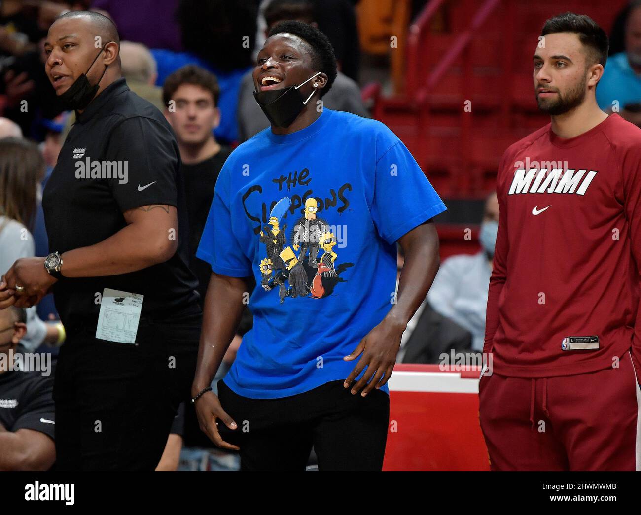 Fort Lauderdale, United States. 26th Jan, 2022. Miami Heat's Victor Oladipo, center, talks to his teammates while they play the New York Knicks during the first half on Wednesday, Jan. 26, 2022, at FTX Arena in Miami. (Photo by Michael Laughlin/South Florida Sun Sentinel/TNS/Sipa USA) Credit: Sipa USA/Alamy Live News Stock Photo
