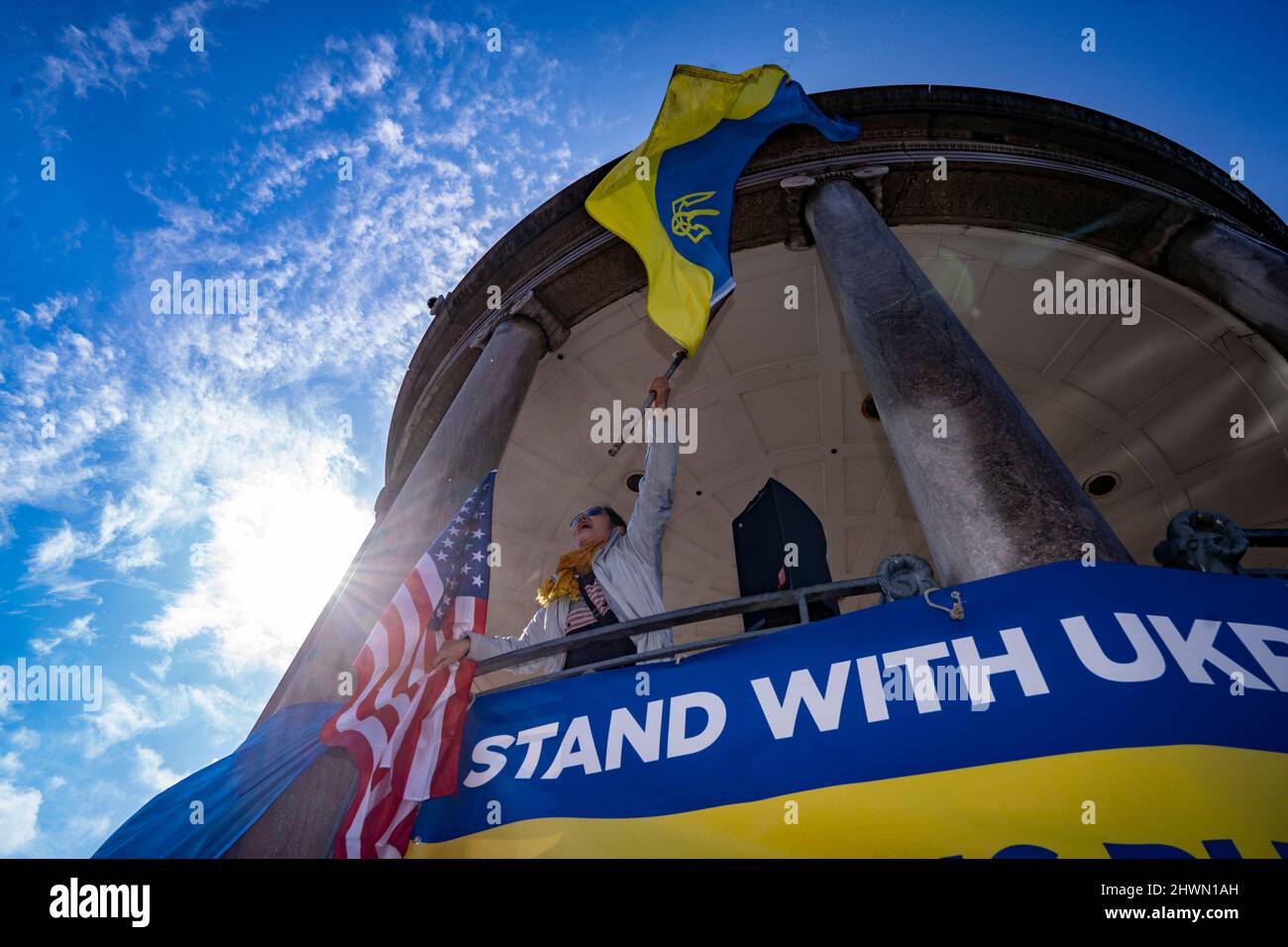 Украина страдает. Флаг России и Украины. Украинский флаг мир. Украинцы фото. США Украина.