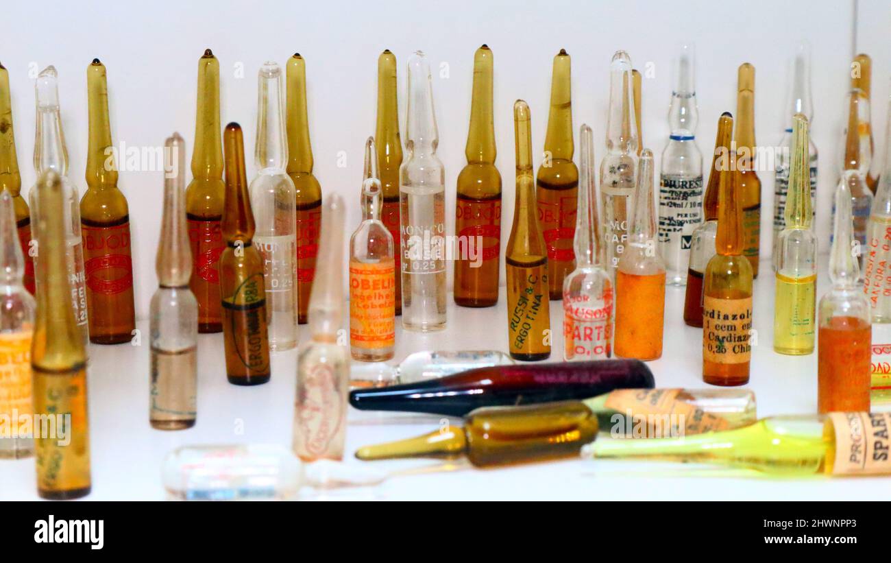 Vintage old Vials Medicine display between 1940 and 1960s Stock Photo ...