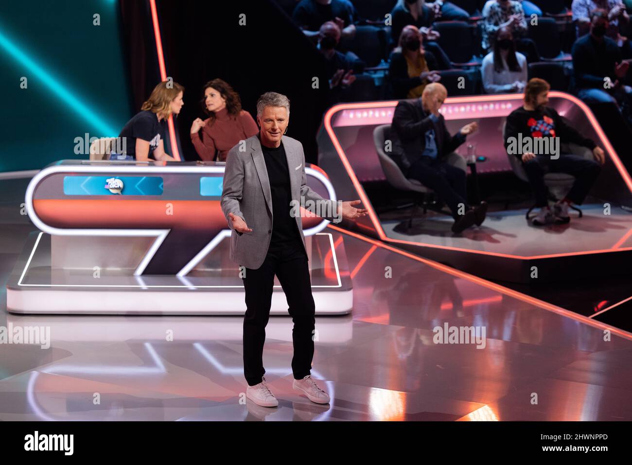PRODUCTION - 23 February 2022, North Rhine-Westphalia, Hürth: Jörg Pilawa, host, stands in a TV studio with celebrity guest judges Mareile Höppner (2nd from right) and Marlene Lufen in his new TV show 'Quiz für Dich. In the new SAT.1 show 'Quiz für Dich,' starting March 9, 2022, on Wednesdays at 8:15 p.m., host Pilawa thanks extraordinary people in a special way - and surprises them with cash prizes. Photo: Rolf Vennenbernd/dpa Stock Photo