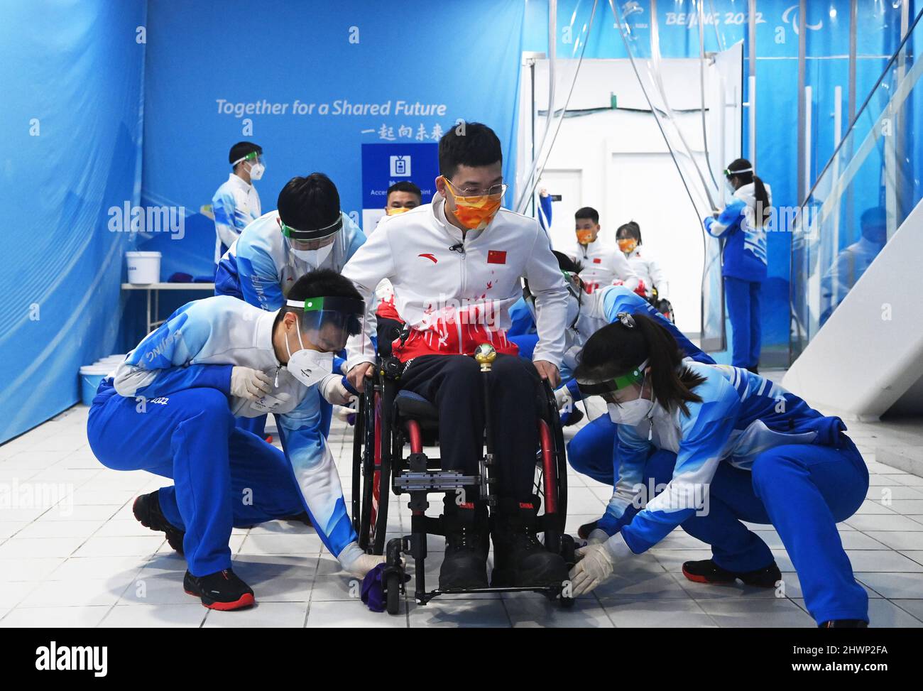 (220307) BEIJING, March 7, 2022 (Xinhua) Volunteers clean a