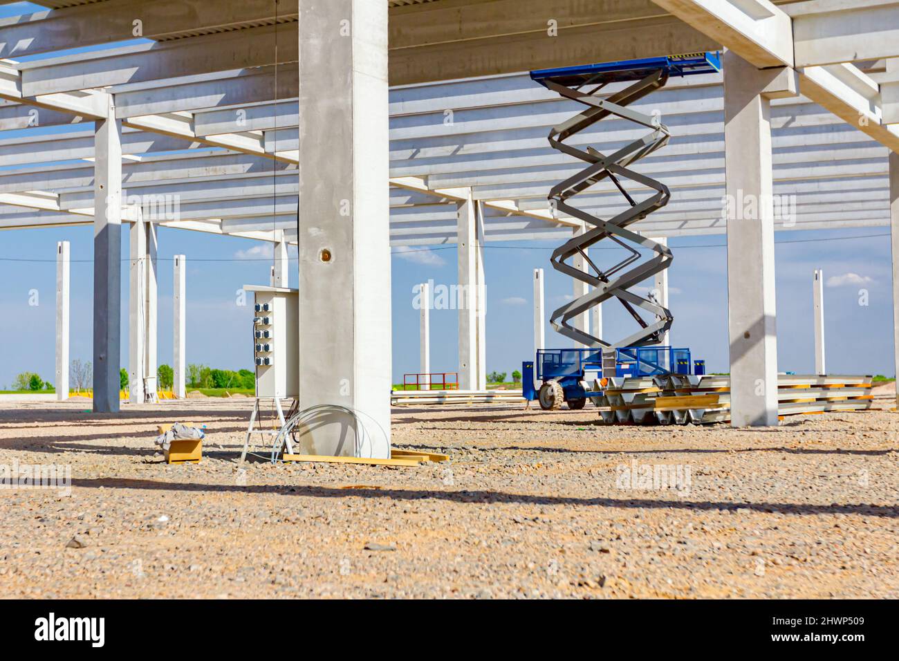 Scissor lift platform with stretched hydraulic system at maximum height