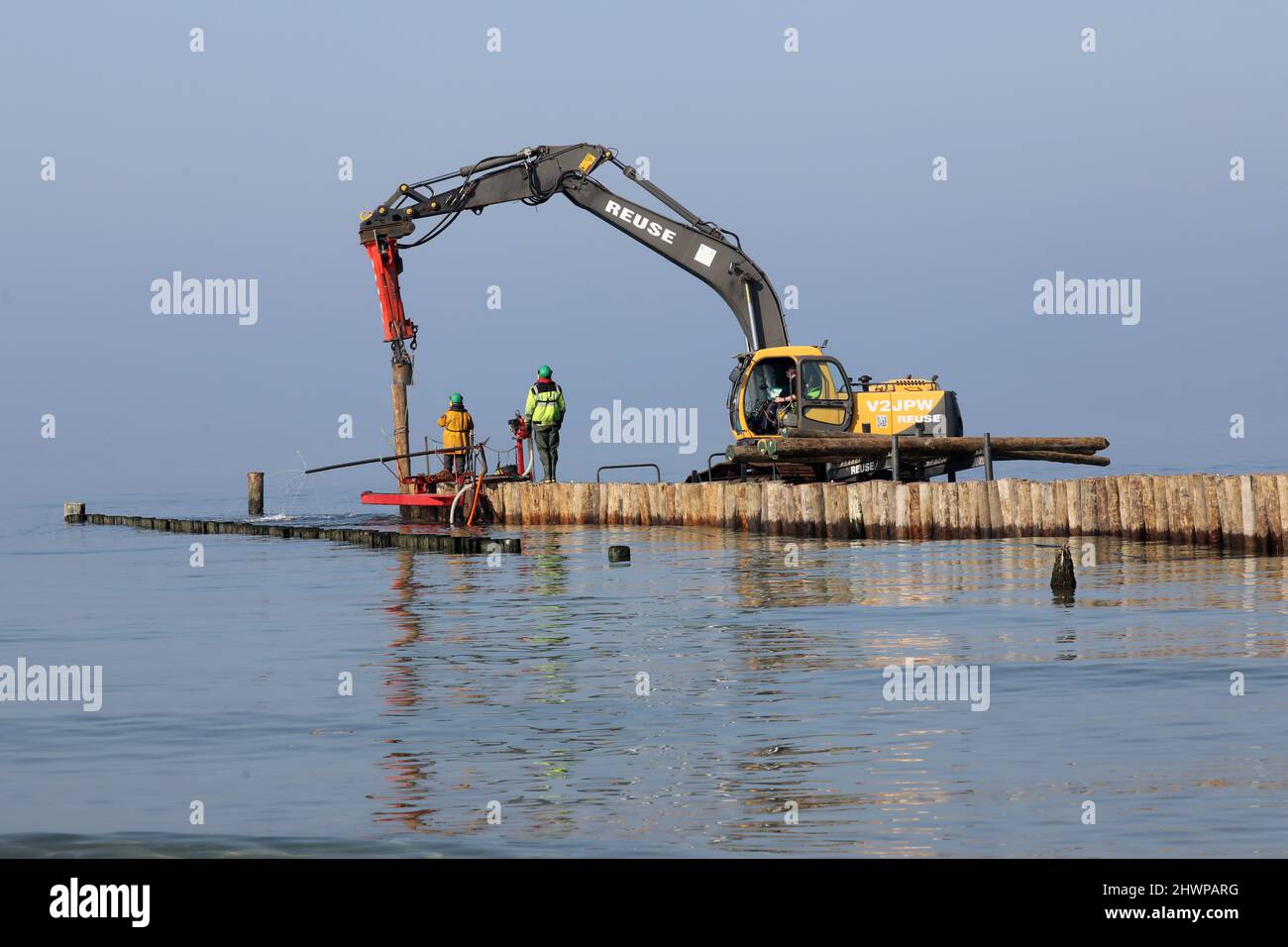 Wustrow, Germany. 02nd Mar, 2022. In the Baltic Sea off Wustrow on the Fischland peninsula, old groynes are being replaced. They were destroyed by the ship borer (Teredo navalis). The replacement of the 21 groynes will cost 1.9 million euros and last from September 2021 to May 2022. The new groynes are built seaward(off) from certified tropical wood that can resist the ship borer. Credit: Bernd Wüstneck/dpa-Zentralbild/ZB/dpa/Alamy Live News Stock Photo