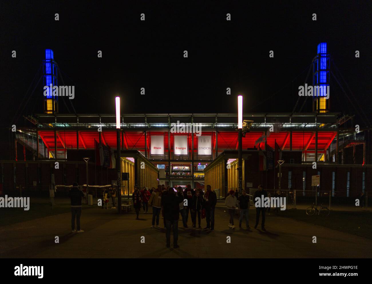 Solidarität mit der Ukraine Stadiontürme des 1. FC Köln leuchten in den Farben der Ukraine 1. FC Köln - TSG 1899 Hoffenheim 06.03.2022, Fussball; DFB, Stock Photo