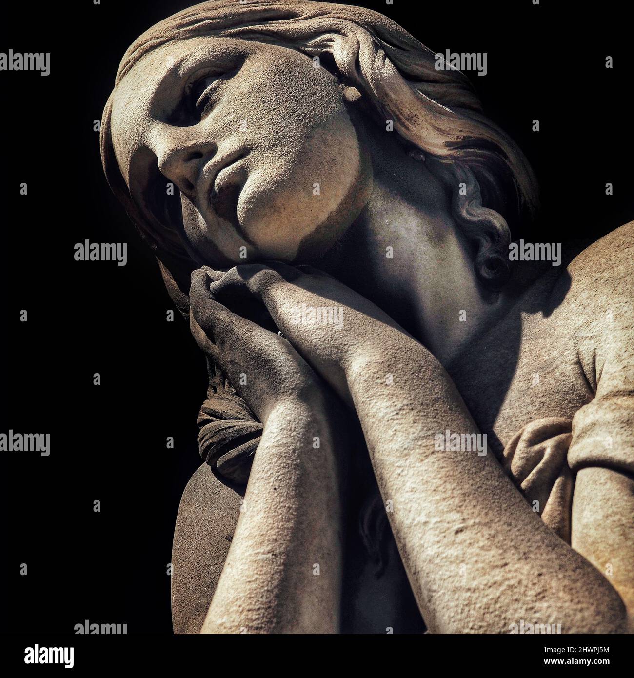 молящаяся статуя. статуя девы марии кёсег. женщина молится. мадонна дева мария памятник. статуя девы марии молящаяся.