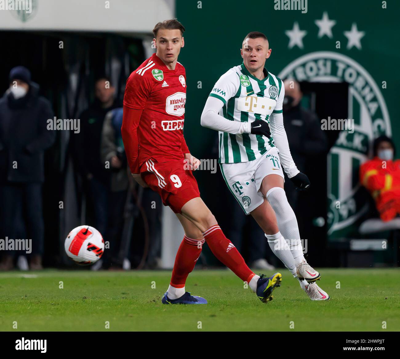 (r-l) Isael da Silva Barbosa of Ferencvarosi TC challenges Dzenan