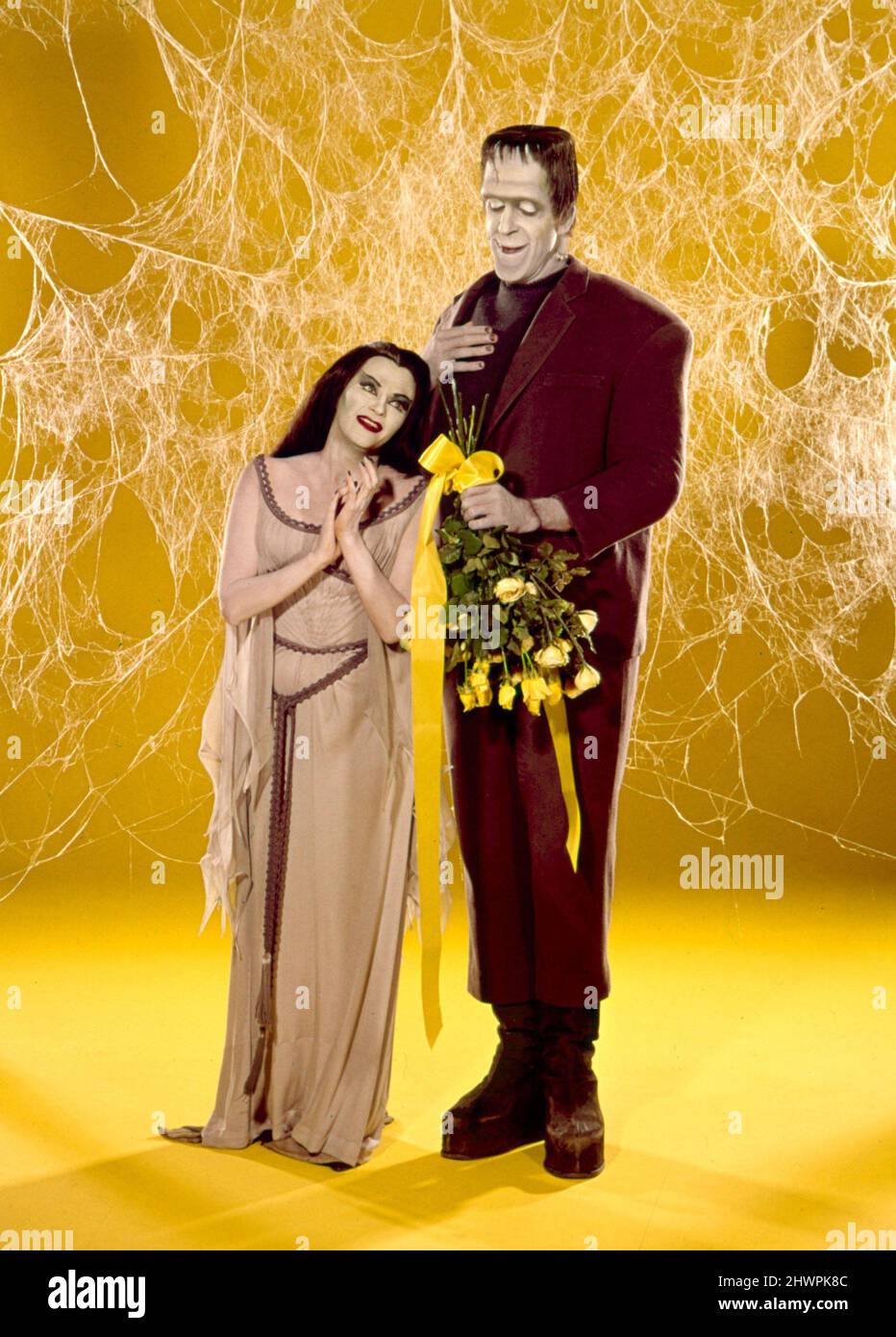 YVONNE DE CARLO and FRED GWYNNE in THE MUNSTERS (1964). Credit: CBS/MCA/UNIVERSAL / Album Stock Photo