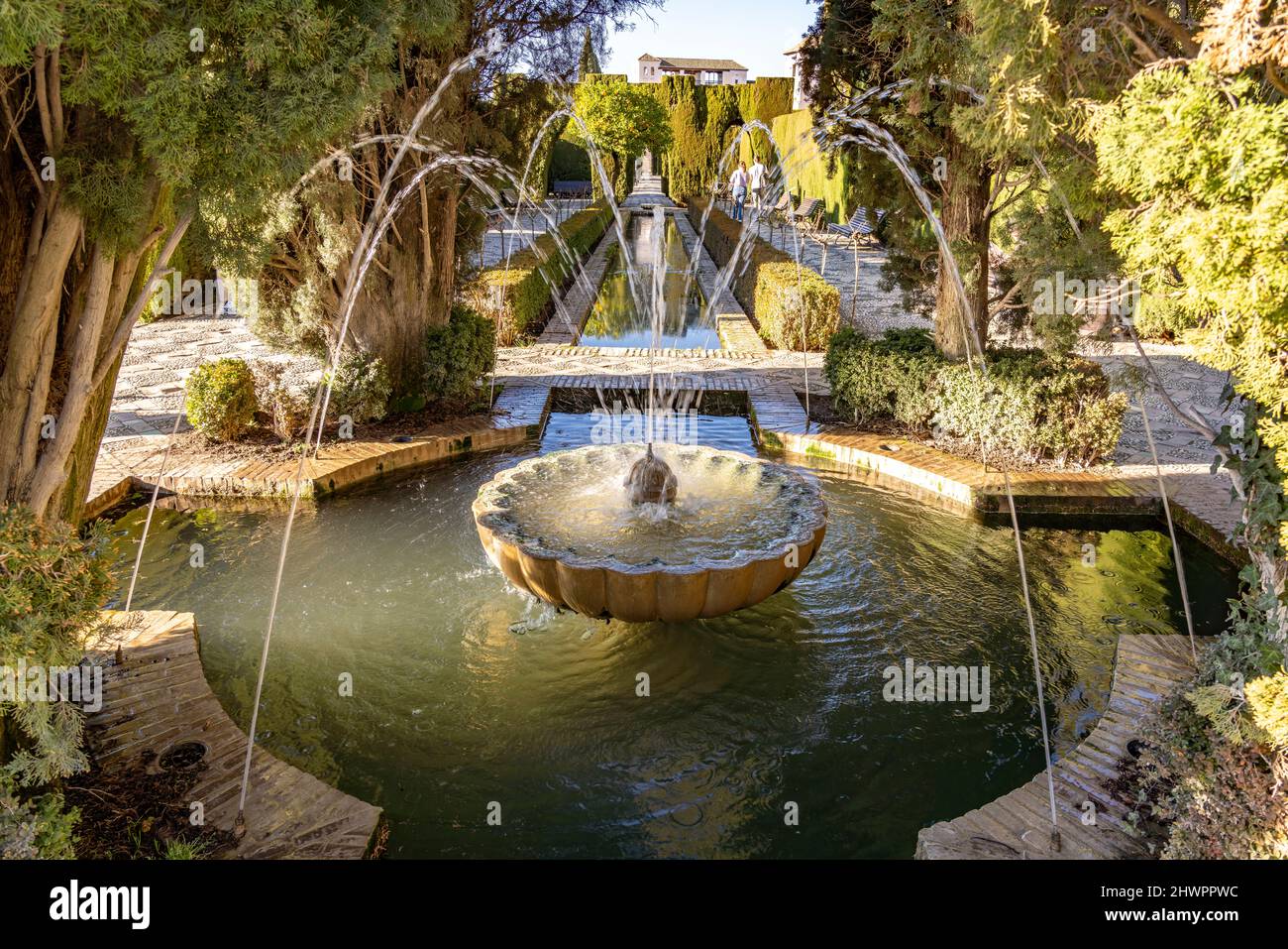 Brunnen in der Gartenanlage Generalife, Welterbe Alhambra in Granada, Andalusien, Spanien  |  fountain at the Generalife landscaped gardens, world her Stock Photo