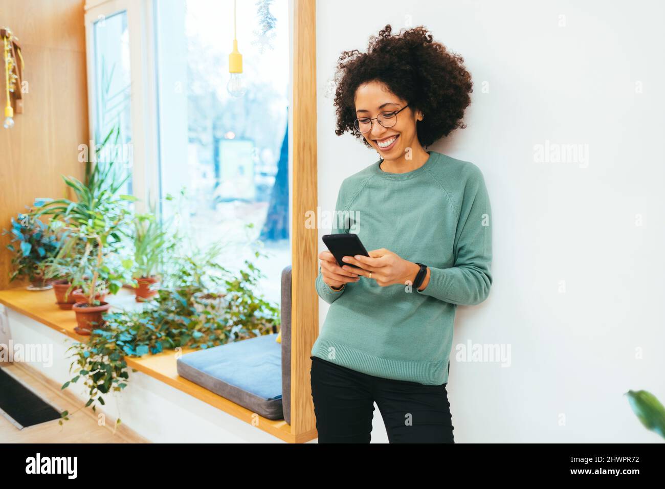 Woman texting on mobile phone hi-res stock photography and images - Alamy
