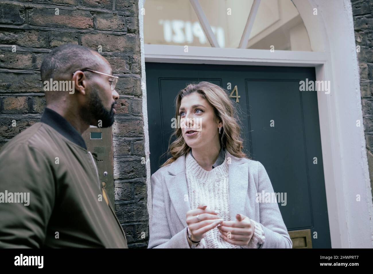 Smiling man talking woman hi-res stock photography and images - Alamy