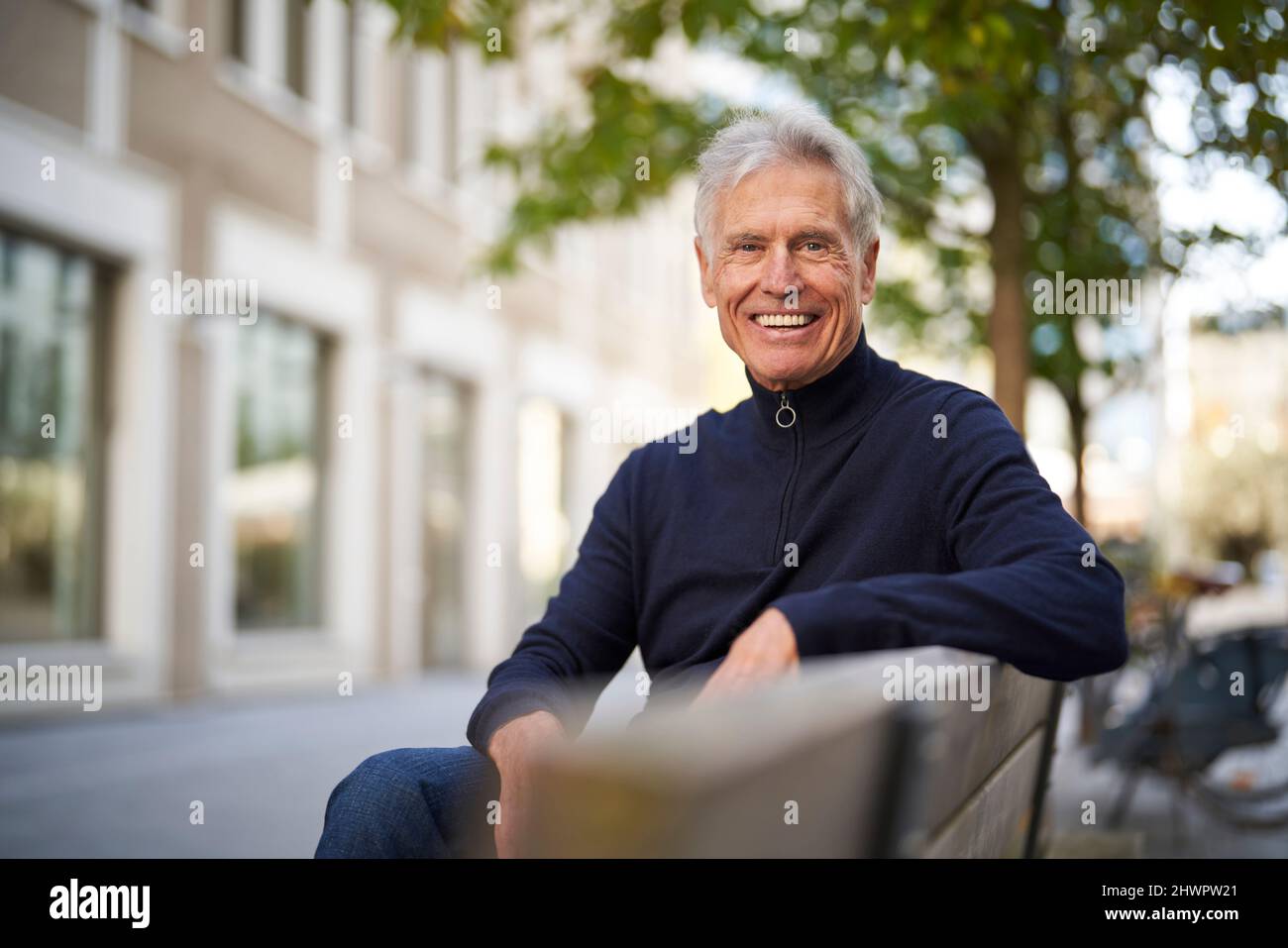 Elderly sitting park bench hi-res stock photography and images - Alamy