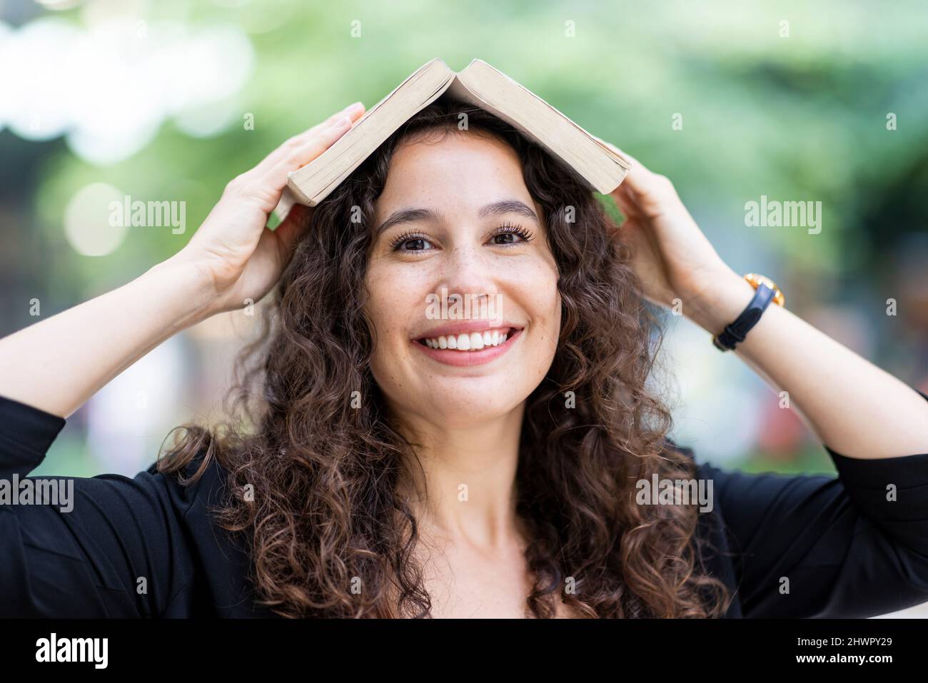 Holding open book hi-res stock photography and images - Alamy