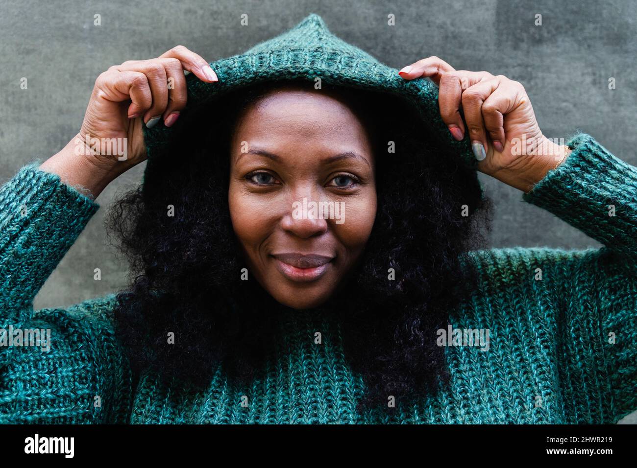 African female wearing green hi-res stock photography and images - Alamy