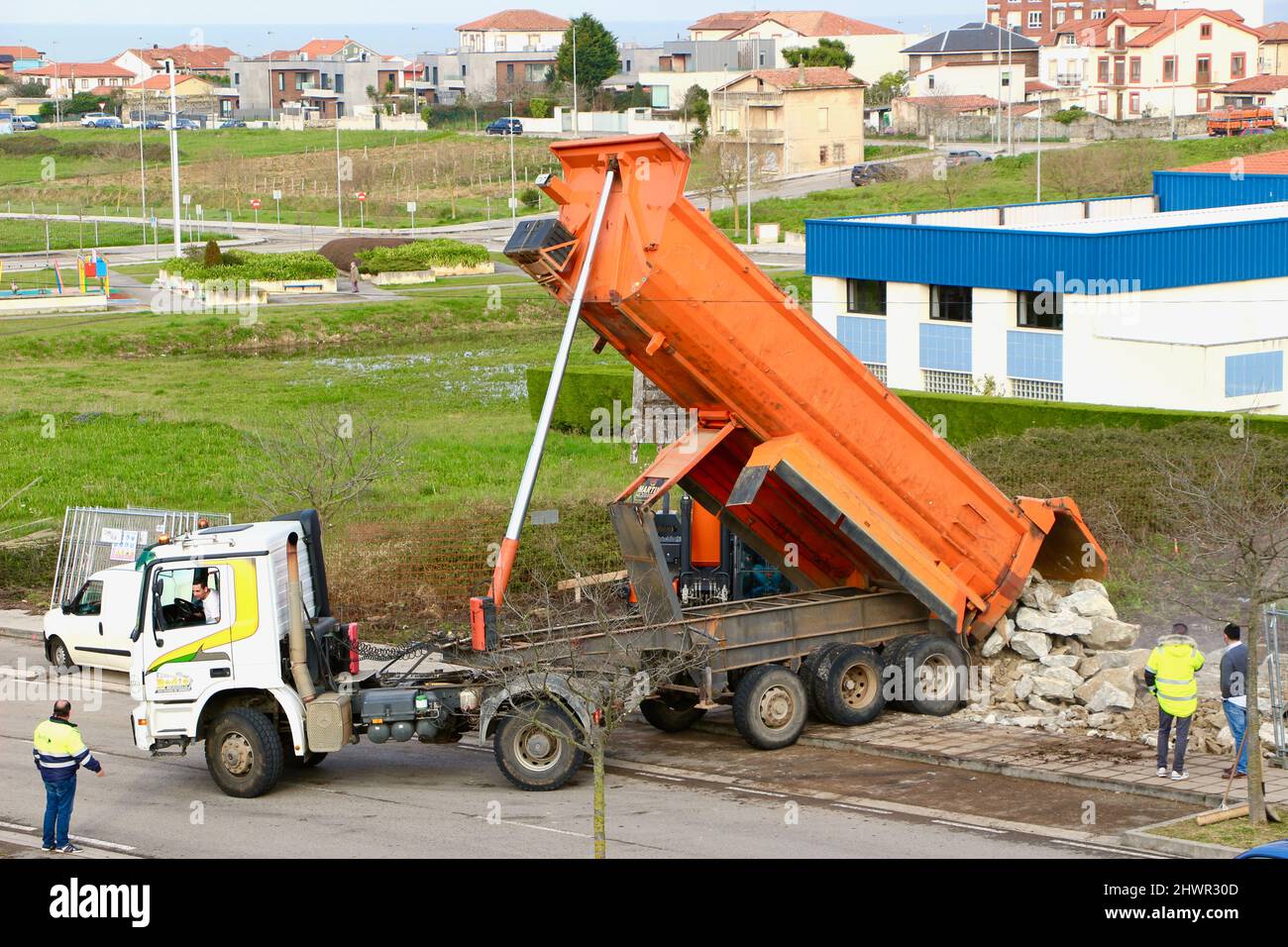 Truck delivering to building site hi-res stock photography and images -  Page 3 - Alamy