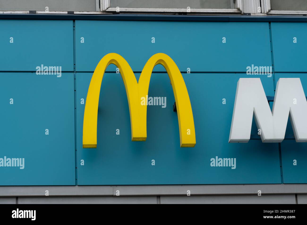 RUSSIA, MOSCOW - MAR 05, 2022: mcdonalds logo fast chain minsk, In the afternoon fastfood editorial from cafe for store restaurant, traditional snack Stock Photo