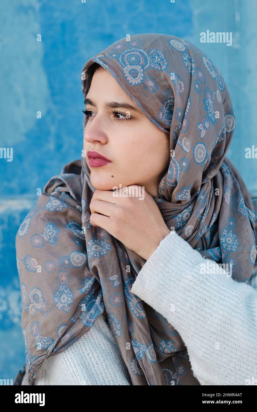 Woman hijab hi-res stock photography and images - Alamy
