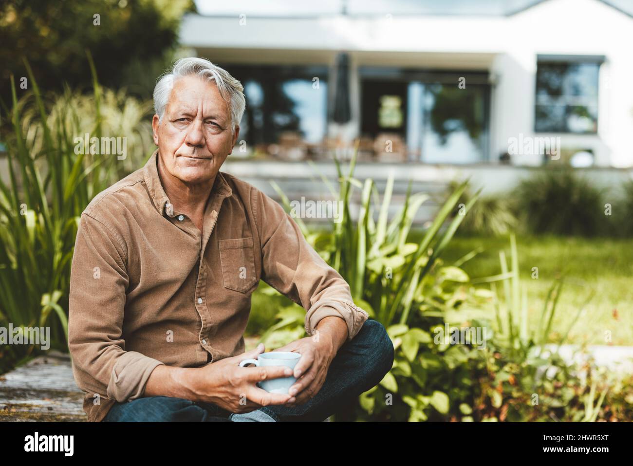Senior man sitting garden hi-res stock photography and images - Alamy