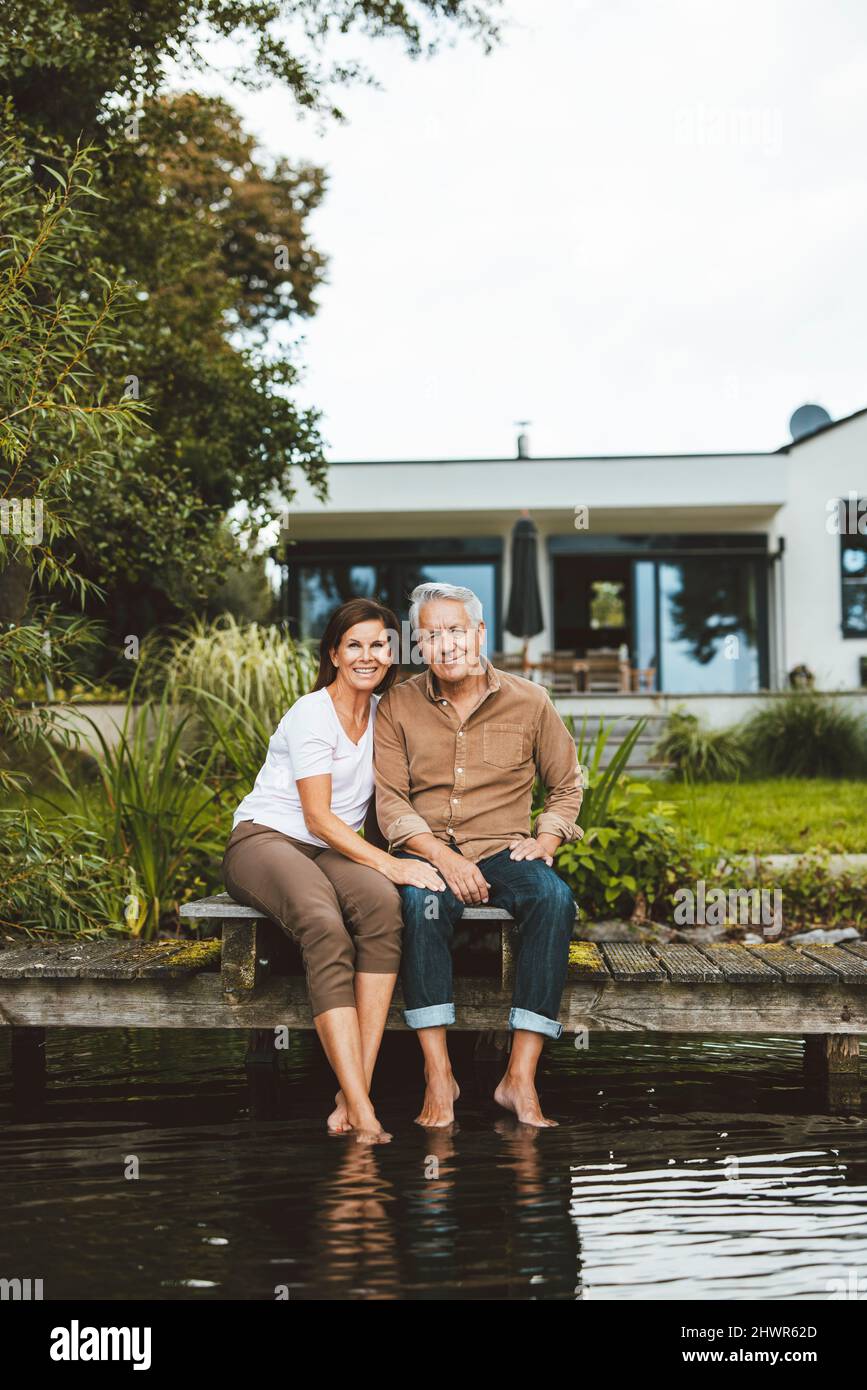 Senior man sitting garden hi-res stock photography and images - Alamy