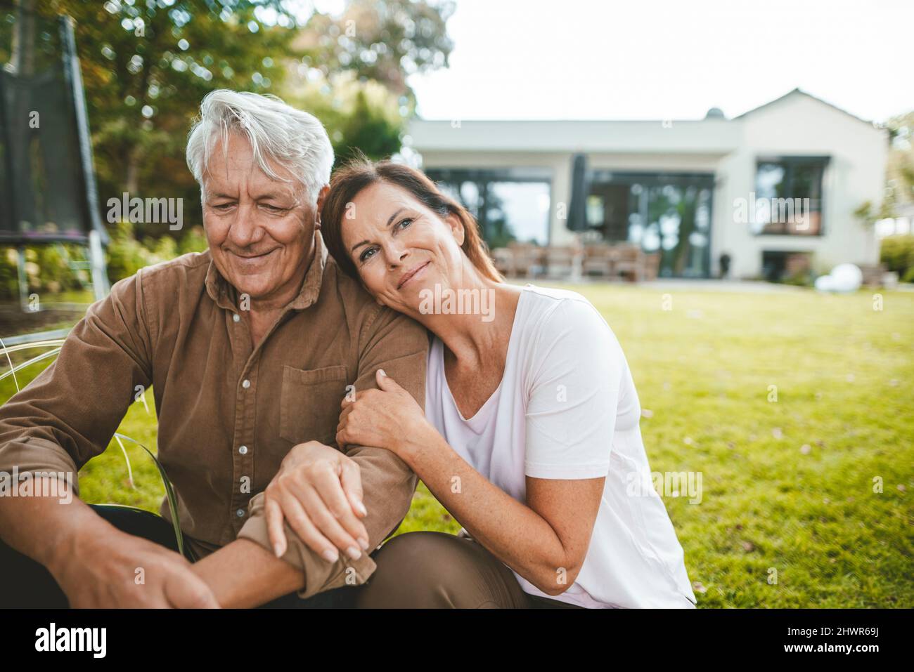 Smiling man woman sitting hi-res stock photography and images - Alamy