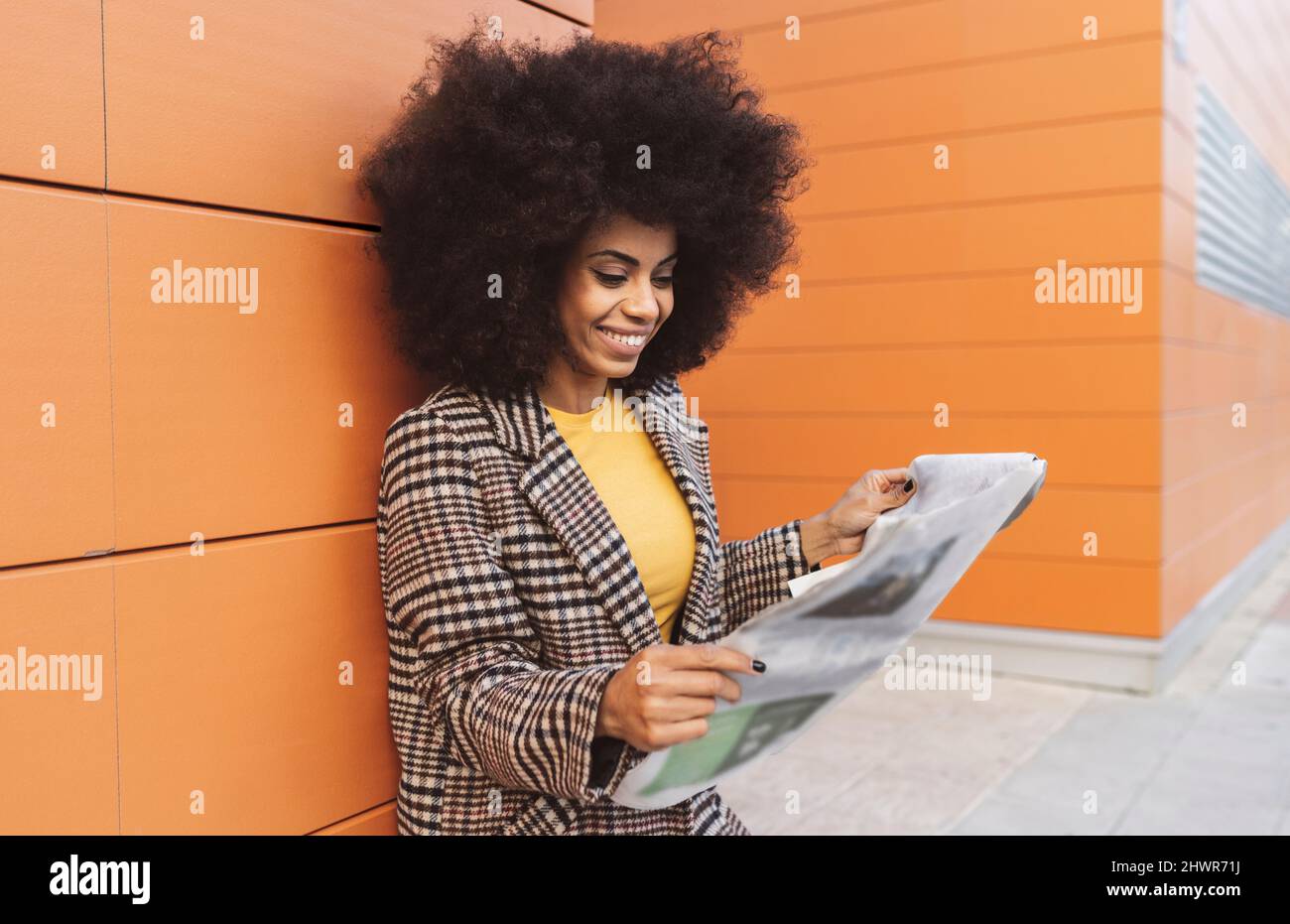 Happy smiling newspaper reading hi-res stock photography and images - Alamy