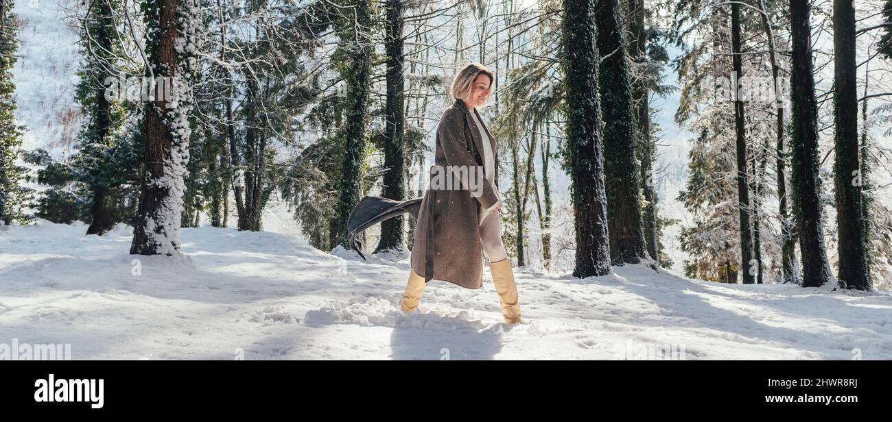 Person walking in deep snow hi-res stock photography and images - Alamy