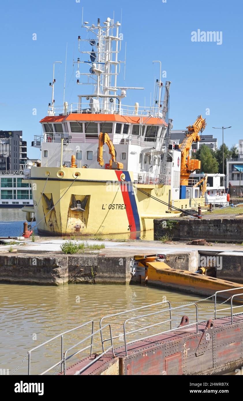 Water jet dredging pontoon hires stock photography and images Alamy