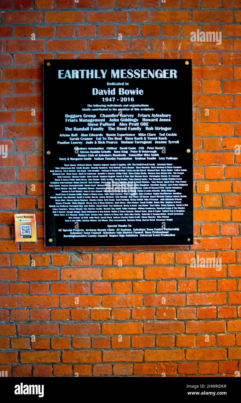 The Earthly Messenger David Bowie sculpture sign, Aylesbury, Buckinghamshire, England Stock Photo
