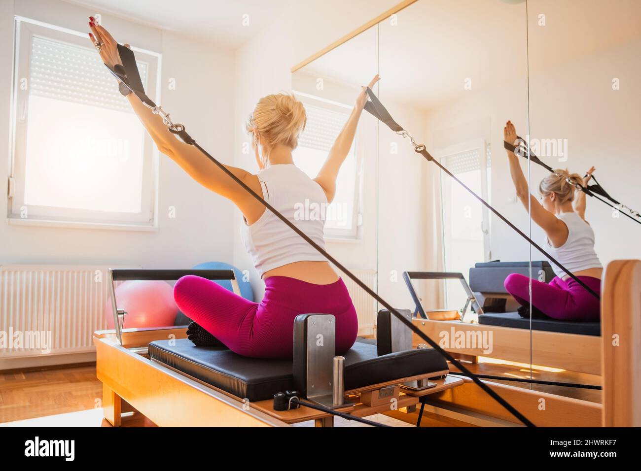 Mulher Está Se Exercitando Na Cama Reformadora Pilates Em Sua Casa. Foto  Royalty Free, Gravuras, Imagens e Banco de fotografias. Image 183745870