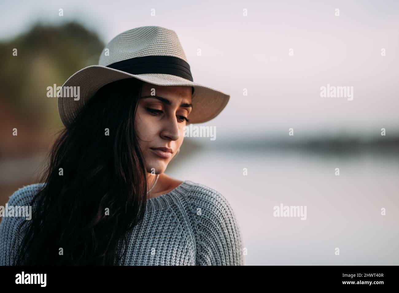 Woman wearing a fedora High Resolution 