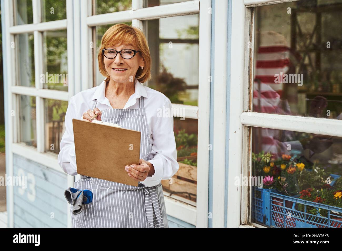 Mature woman standing shop hi-res stock photography and images - Alamy