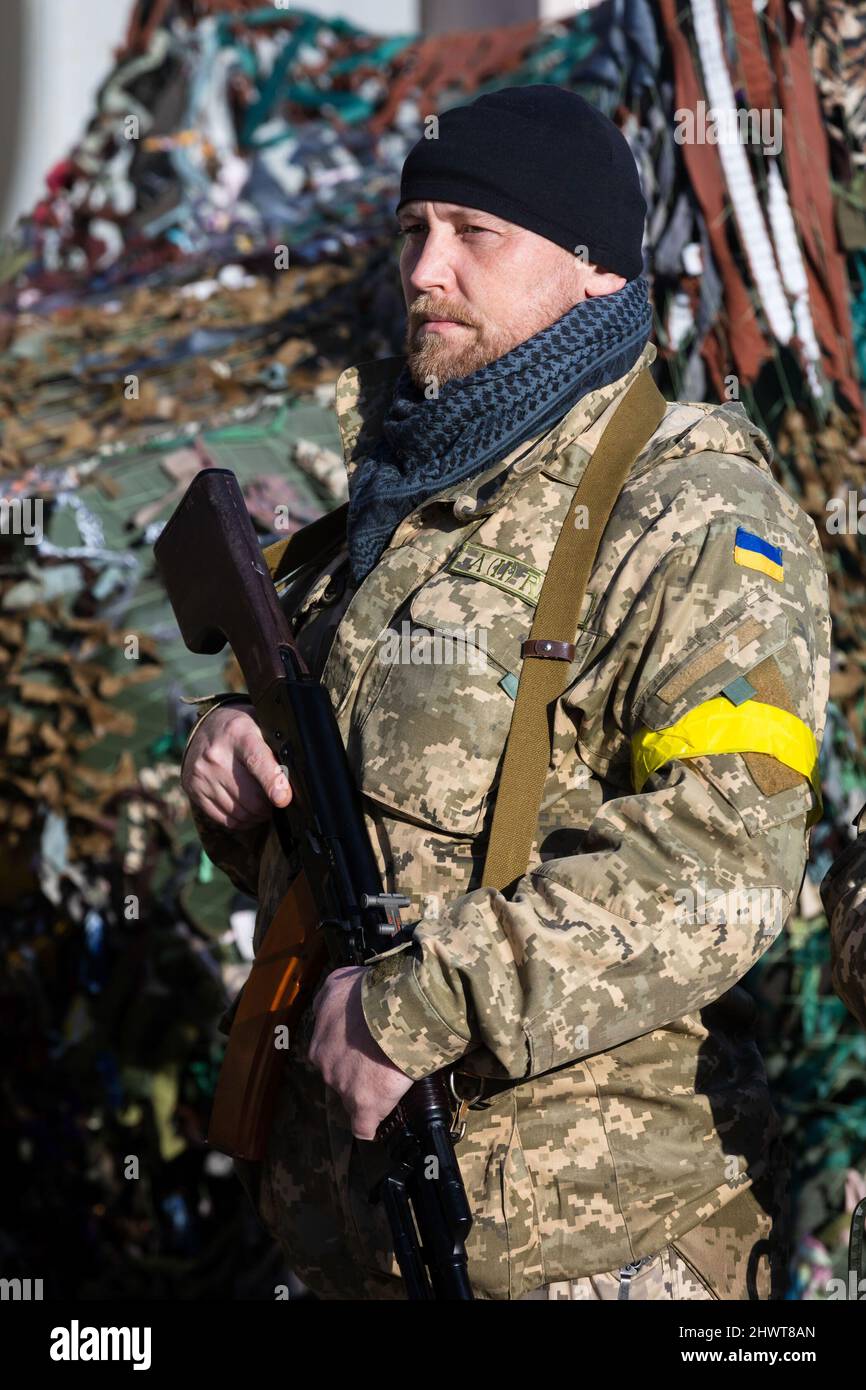 Kyiv, Ukraine. 27th Feb, 2022. A member of the Kyiv defence battalion seen holding his refile ready to defend the capital city from the Russians. (Credit Image: © Mykhaylo Palinchak/SOPA Images via ZUMA Press Wire) Stock Photo