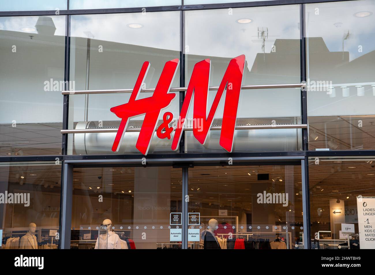 Windsor, Berkshire, UK. 7th March, 2022. High Street fashion clothing  brande H&M has temporarily paused all