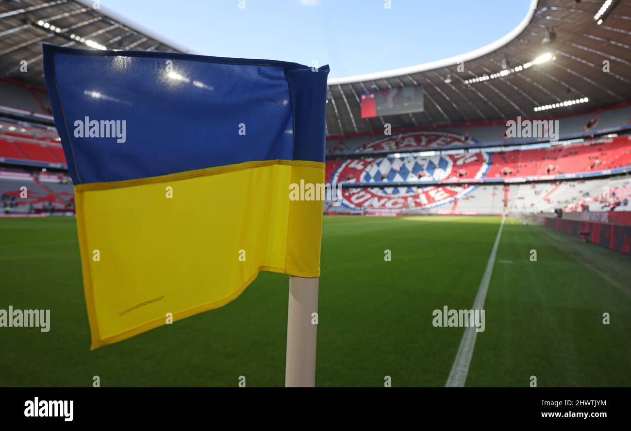 Eckfahne in den Farben der Ukraine Corner Flag in the Colours of the ukraine because of the war between Ukraine ans Russia in the munich Allianz Arena   FC Bayern MŸnchen  Bayer Leverkusen  1. Fussball Bundesliga Saison 2021 / 2022 5.3.2022 © diebilderwelt / Alamy Stock Stock Photo