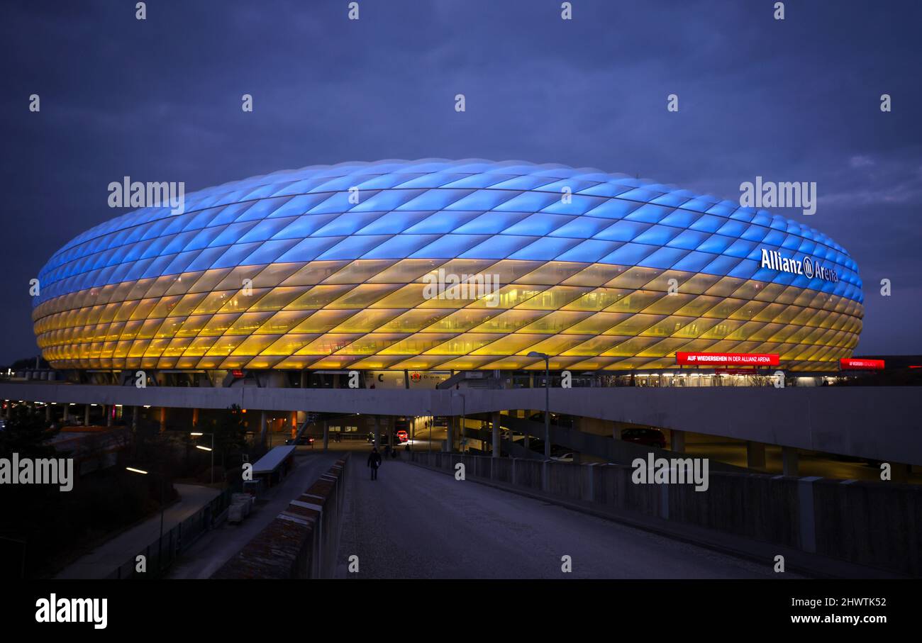 Allianz Arena Arena erleuchtet in den Farben der Ukraine Blau gelb football  Stadium lighted in the colours of the Ukraine blue ad Yellow because of the  war between Ukraine ans Russia FC