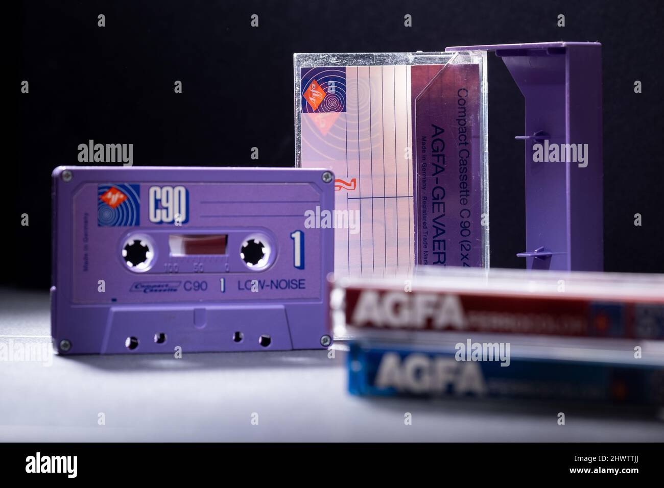 Petit garçon avec un magnétophone à cassette Photo Stock - Alamy