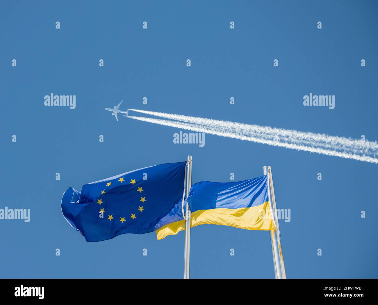 Contrails aircraft against blue hi-res stock photography and images - Alamy
