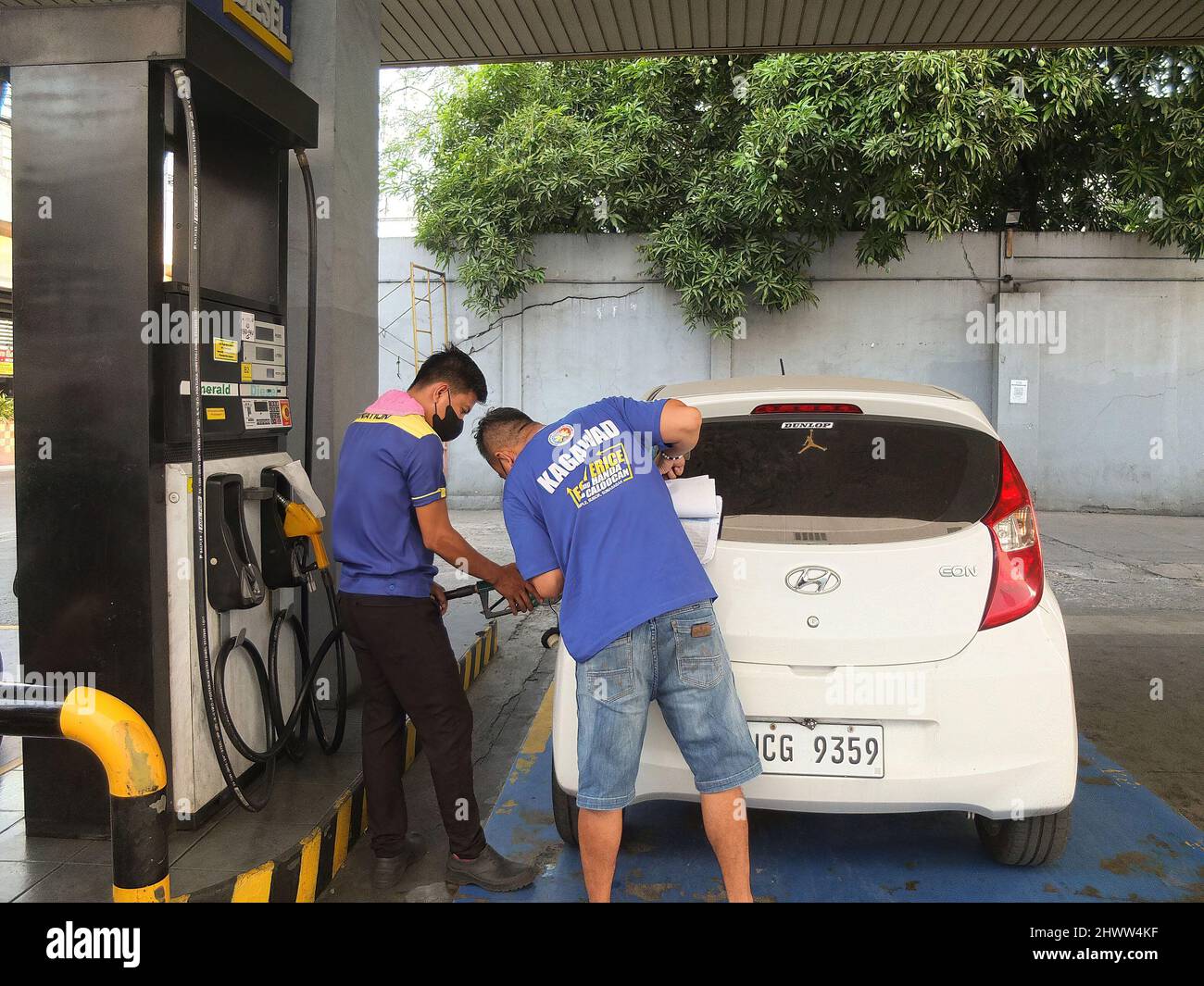 Caloocan, Philippines. 7th Mar, 2022. The gasoline attendant refueling