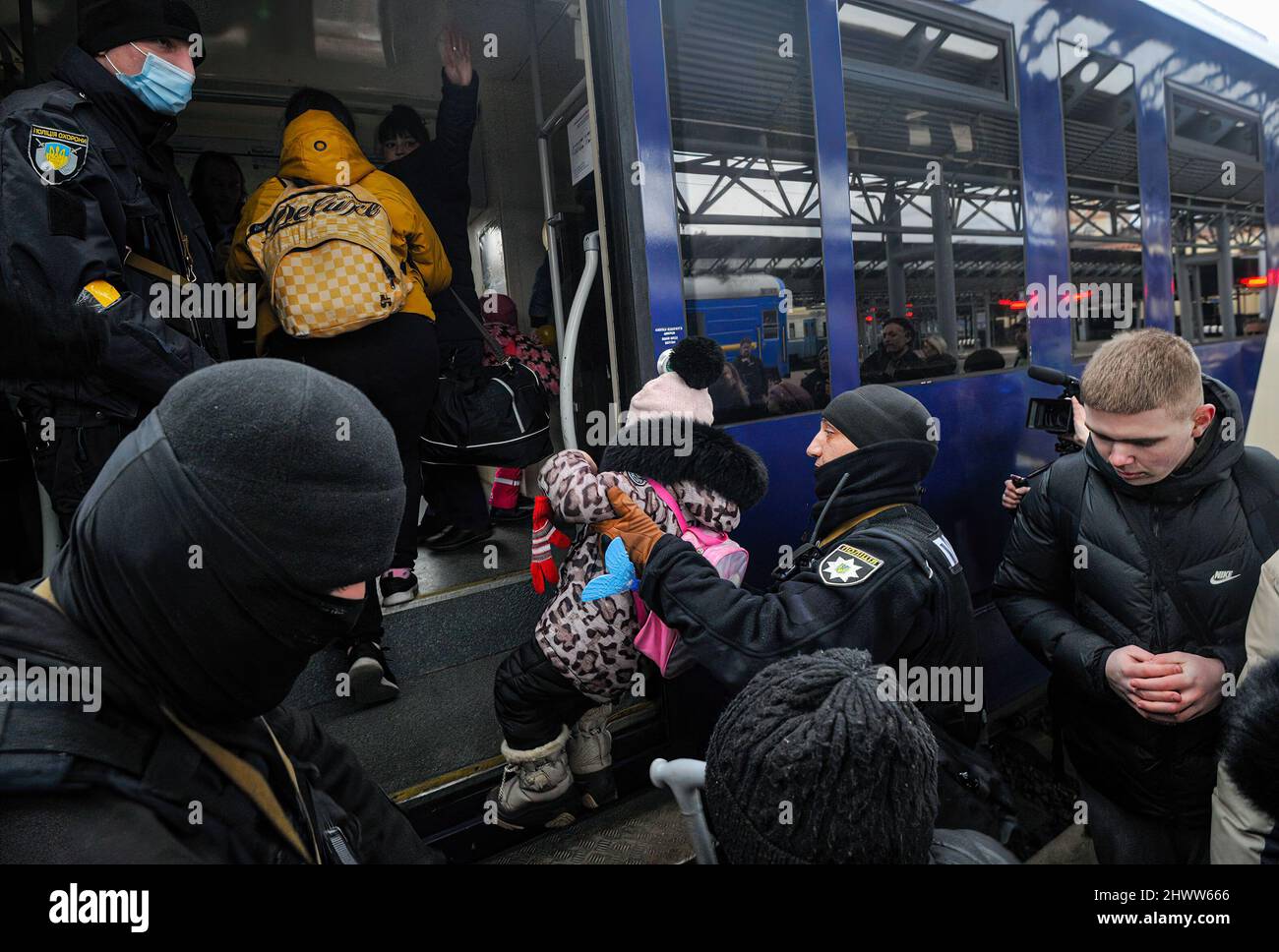 Kyiv, Ukraine. 28th Feb, 2022. Ukrainian police help children to board an evacuation train in Kyiv. Since the beginning of the Russian military invasion, more than 1.7 million refugees have left Ukraine. This is reported by the UN refugee agency. Credit: SOPA Images Limited/Alamy Live News Stock Photo