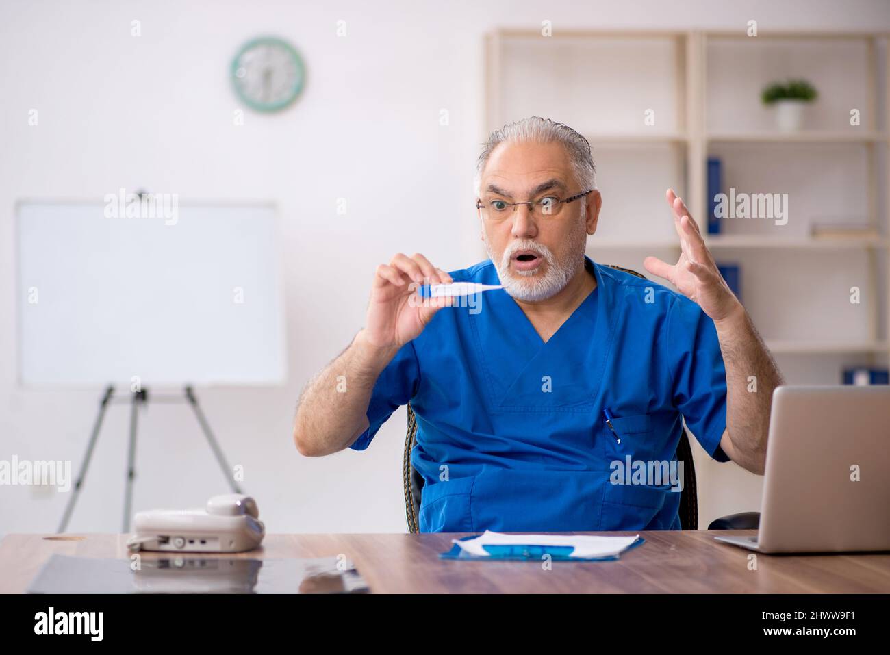 Leave hospital old man hi-res stock photography and images - Alamy