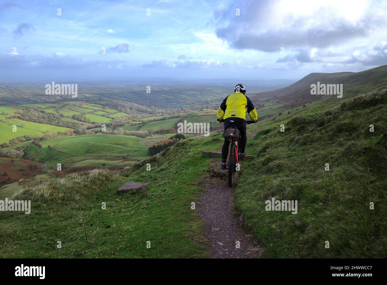 A mountain biker begins a lovely descent, near the Offa's Dyke Path, near Hay Bluff, in the Black Mountains, Brecon Beacons National Park, Wales. Stock Photo